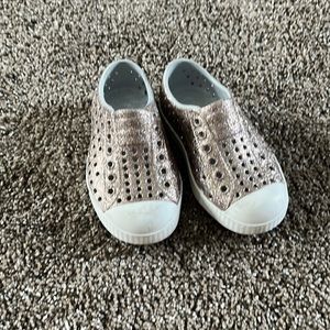 Native Jefferson Rosegold Slip On size 7